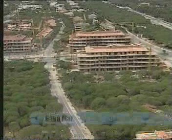 Visión lateral de los edificios de la avenida del Mar de Gavà Mar (año 2000)